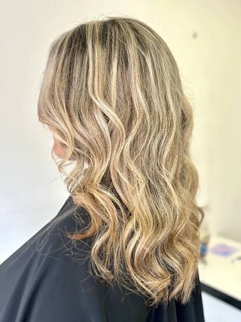 Balayage blond sur cheveux ondulés